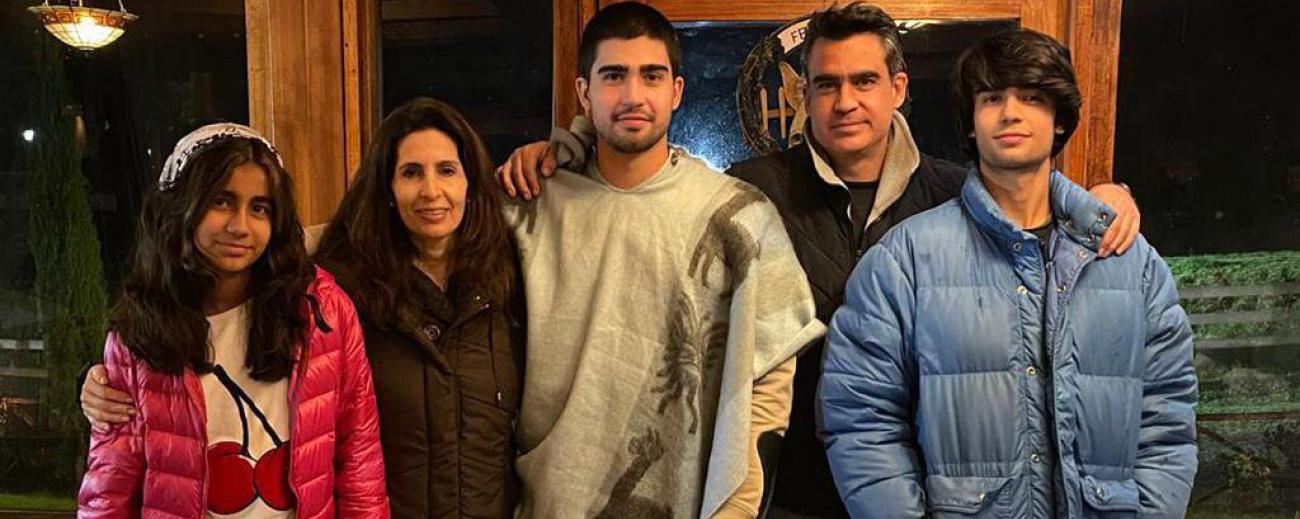 La familia de Juan Manuel Correa es muy unida. Juan Manuel es el mayor de los tres hermanos y sus padres llevan 22 años de casados.