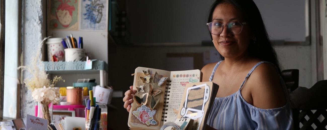 Daniela Quilumba tiene un bullet journal decorado que además de registrar su día a día combina formas, colores y diferentes tipografías. Foto: Diego Pallero / Familia
