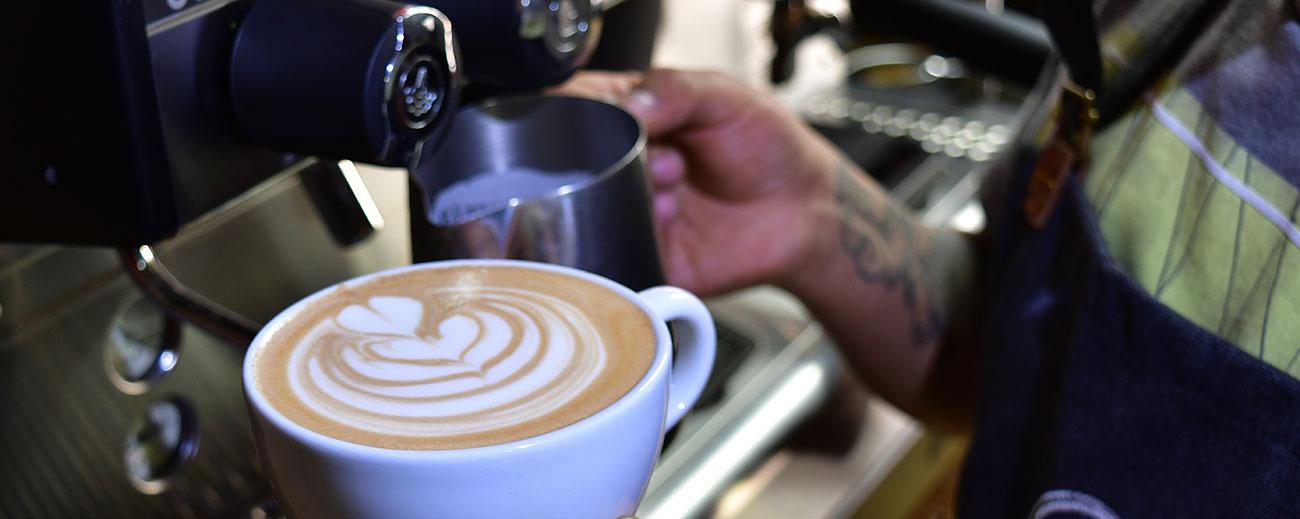 Taza de café con arte latte, diseños en crema. Foto: Cortesía Cafeología