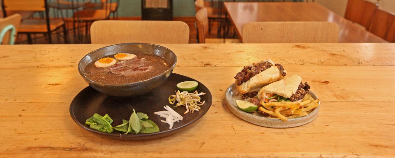 Platos del restaurante Banh Mi: sopa pho y sánduche. Foto: Julio Estrella/ Familia