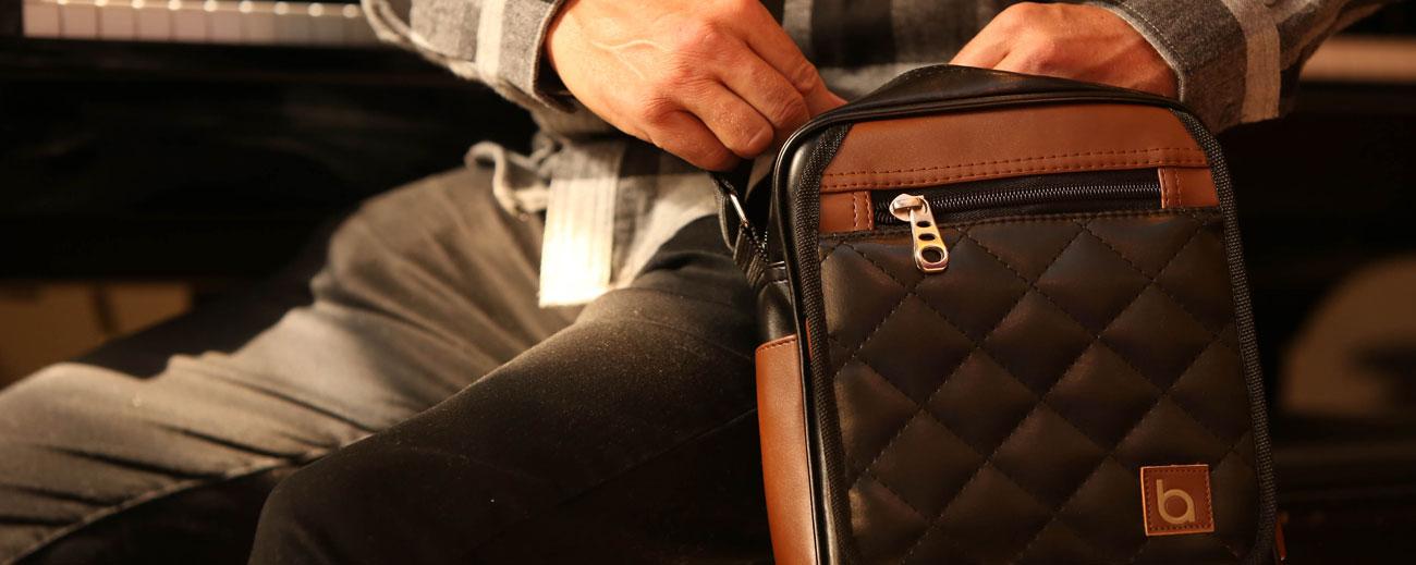 Este diseño de Oba Bags es práctico y destinado a guardar lo básico, como celular, llavero y billetera. Foto: Vicente Costales / Revista Familia