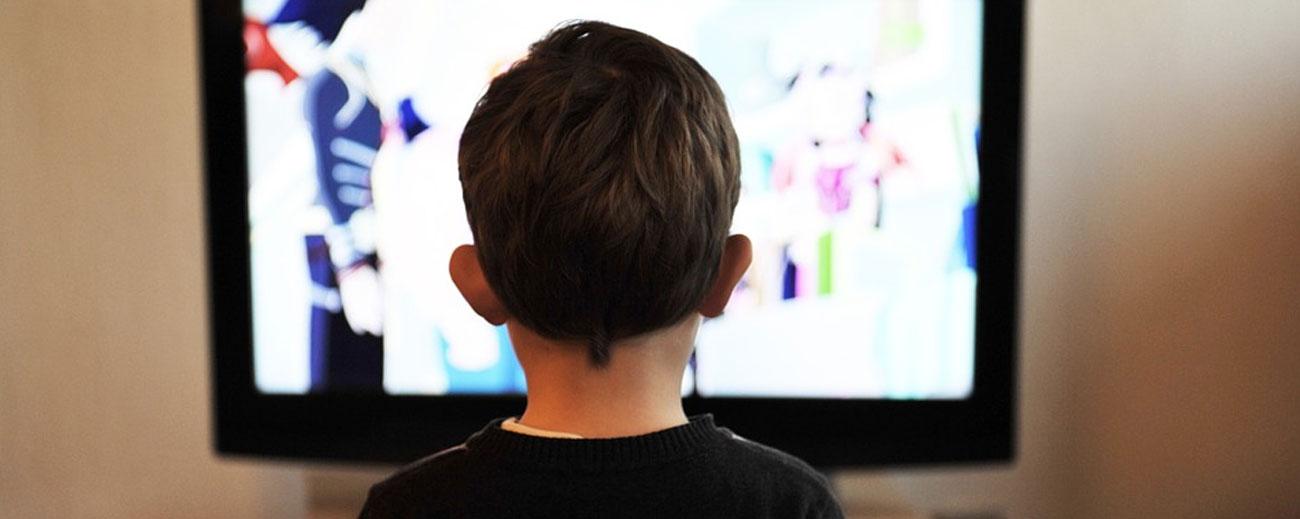Los niños y niñas no deben pasar demasiado tiempo frente a la pantalla. Es necesario fomentar la comunicación, el tiempo en familia y el ejercicio físico. Foto: Pixabay