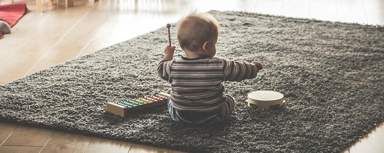 Algunos estudios sugieren que escuchar música ayuda al desarrollo cognitivo de los bebés. Foto: Pixabay