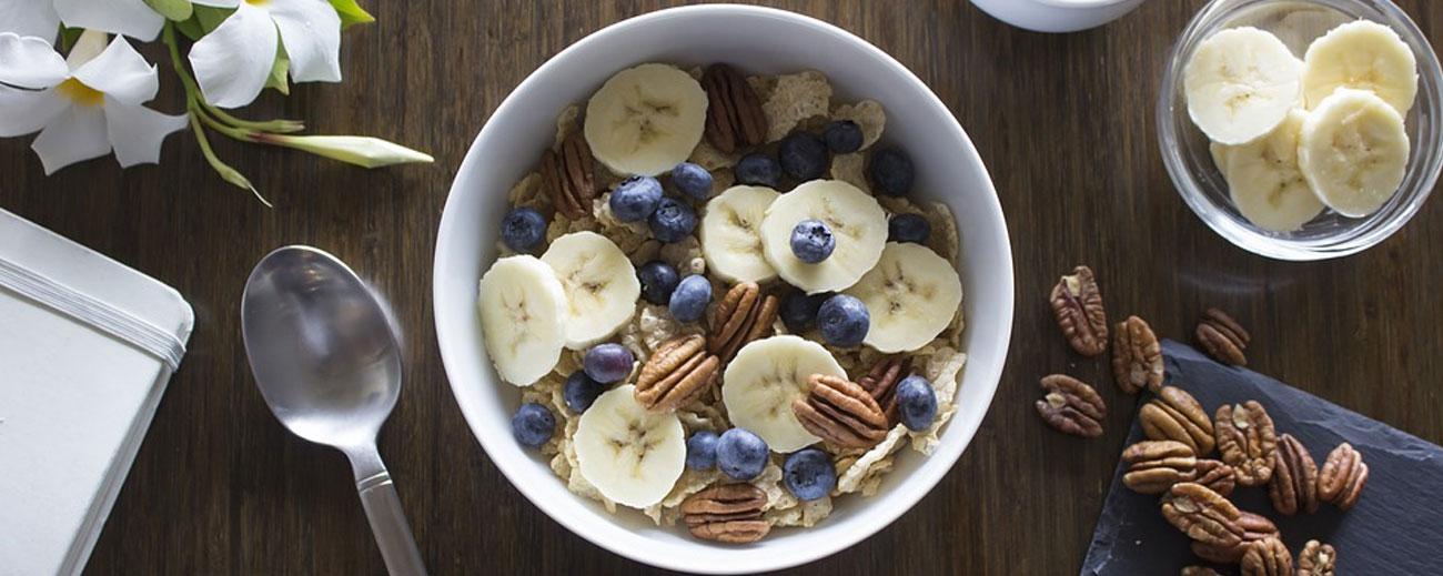 Los desayunos deben aportar los nutrientes necesarios para que los niños tengan energía para sus actividades. Foto: Pixabay
