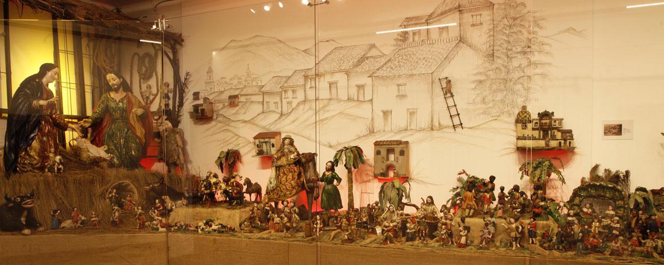 La colección de figuras  tiene más de 300 piezas. En la muestra actual están exhibidas alrededor de 200. Foto: Galo Paguay / Familia