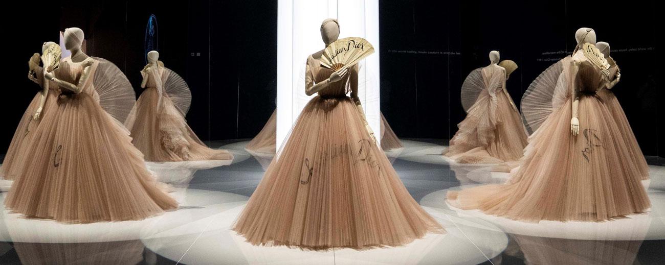 La muestra 'Dior: Diseñador de Sueños' se abrió al público en el Museo Victoria & Albert en Londres. Foto: EFE