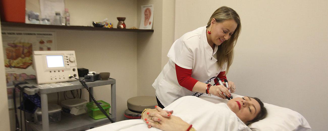La doctora Melanie Johnson  aplica acupuntura láser en la oreja. Allí existen varios puntos  sensibles del cuerpo. Foto: Julio Estrella / Familia