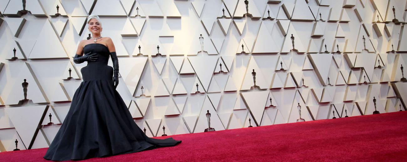 Lady Gaga vistió para la noche de los Oscar un vestido de Alexander McQueen y un collar de la colección de Tiffany & Co. Foto: AFP