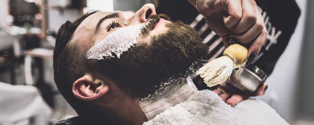 El corte de la barba debe resaltar las mejores facciones del rostro de la persona. Se utilizan varias herramientas. Foto: Freepik