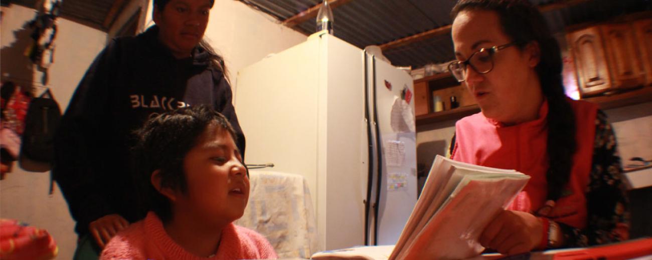 Estefy es una niña de siete años que recibe clases a domicilio. Su maestra sigue el currículo estatal. Foto: Cortesía Fundación Camila Salomé