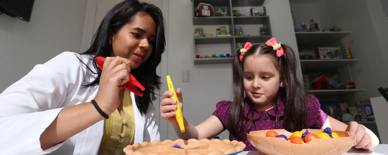 Las sesiones de terapia infantil pueden enfocarse en estímulos sensoriales que ayudan a desarrollar y potenciar las habilidades mentales. Foto: Vicente Costales / FAMILIA
