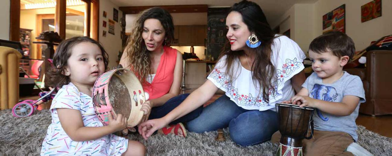 Cone (centro izquierda) y María Paz (centro derecha) encuentran inspiración en sus hijos Rafaela  y Antón  para producir los episodios. Foto: Vicente Costales / FAMILIA