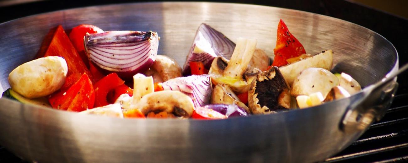 El wok es una técnica ancestral que permite cocer los alimentos y guardar sus propiedades nutricionales. Foto: Pixabay