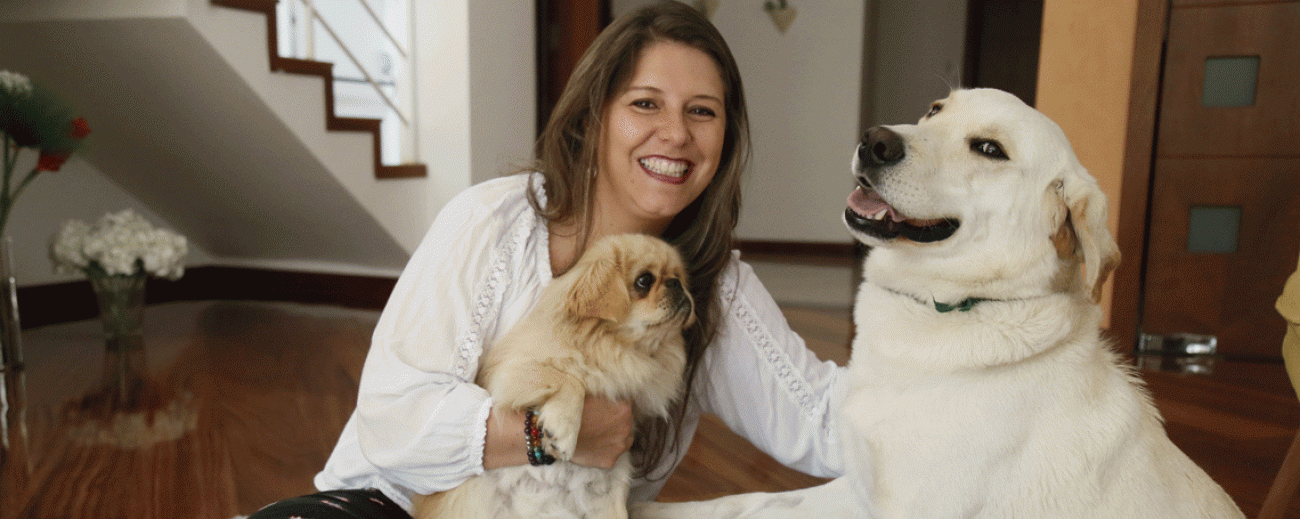 Carla Moreno es psicoterapeuta y vive con sus dos perros llamados Chewei y Akins.Foto: Diego Pallero/ FAMILIA