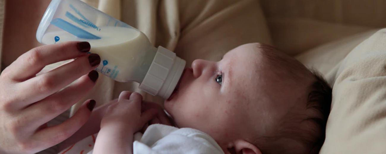La OMS aseguró que no hay riesgo de transmisión durante la lactancia. Foto: Unsplash