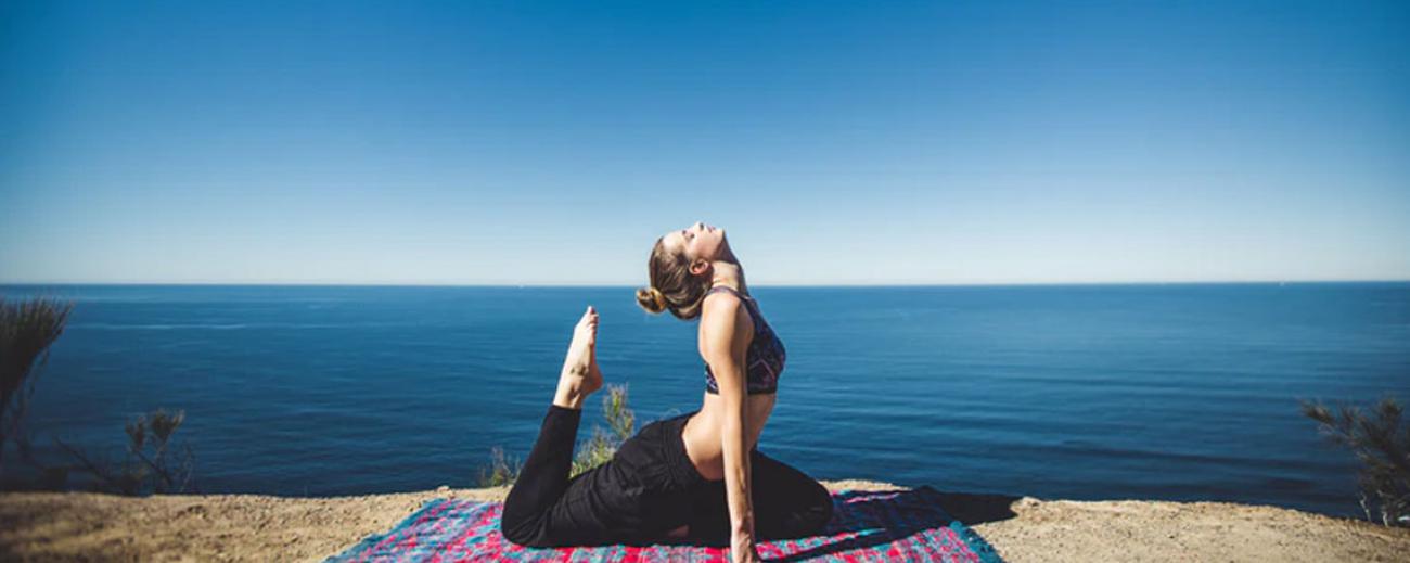 El yoga mejora la forma y la postura.