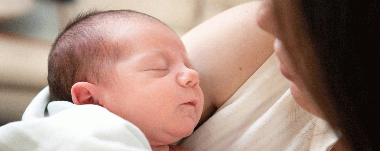 La lactancia materna además fortalece la salud de los bebés.