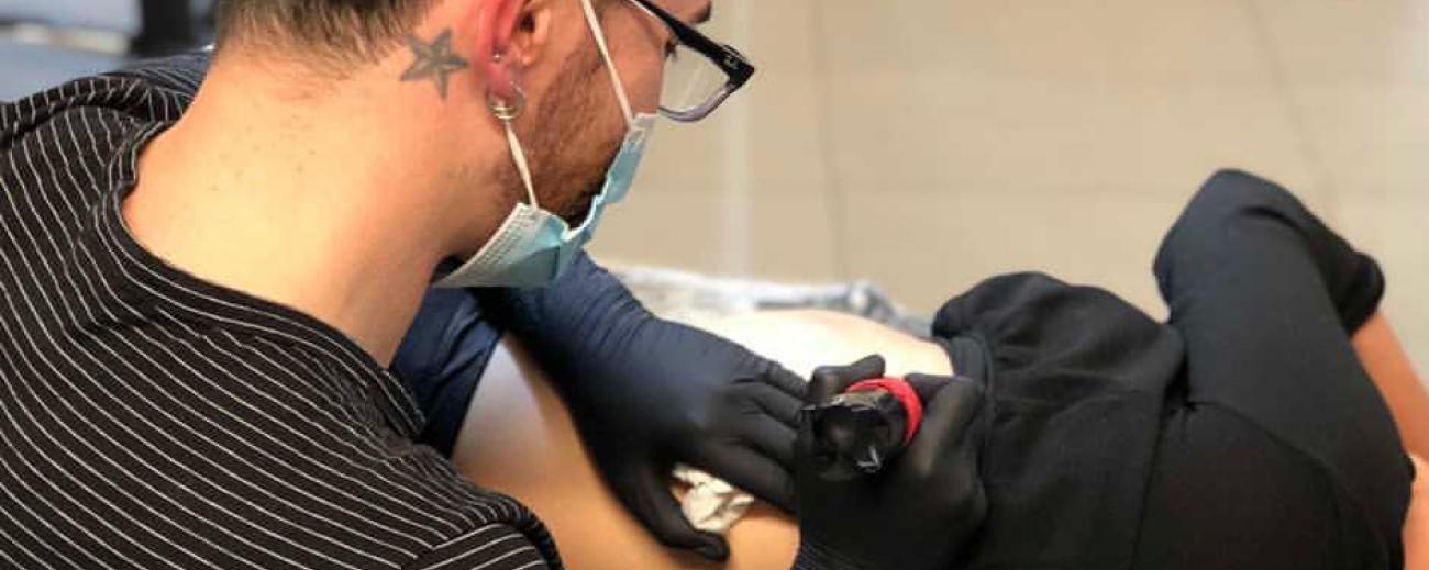 El arte de tatuar se originó en el pasado. Ahora hay nuevas técnicas para realizar este tipo de arte en la piel.