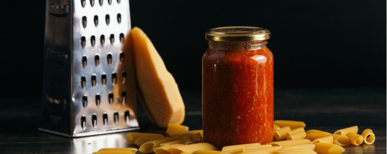 En las recetas se deben incluir ingredientes europeos, como los italianos queso parmesano y salsa pomodoro. Foto: Freepik