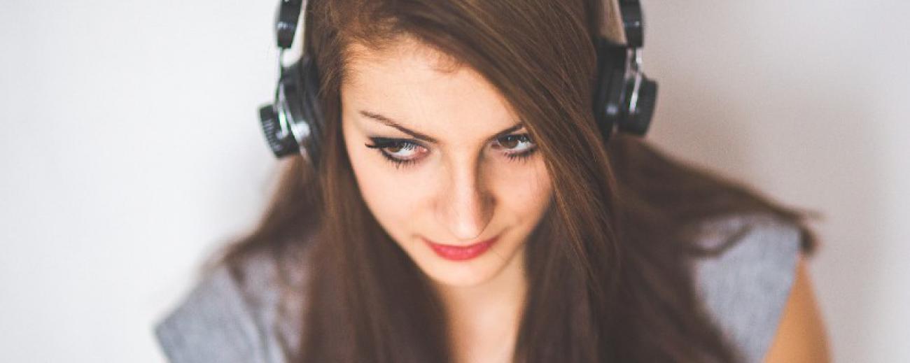 Foto referencial: Los jóvenes que escuchan música hasta altas horas de la noche tienen problemas para conciliar el sueño. Pixabay