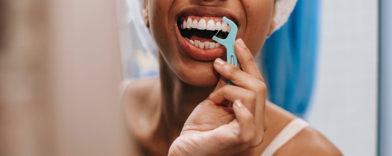 Obsesión Por lucir dientes más blancos, las personas pueden recurrir a tratamientos con productos que pueden ser nocivos. Foto: Pexels