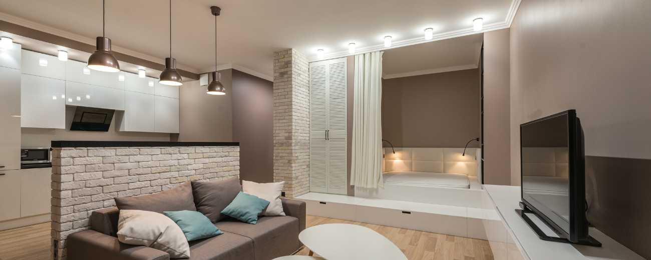 La combinación de colores claros y neutros en muebles genera más espacio visual en las salas. Foto: Pexels