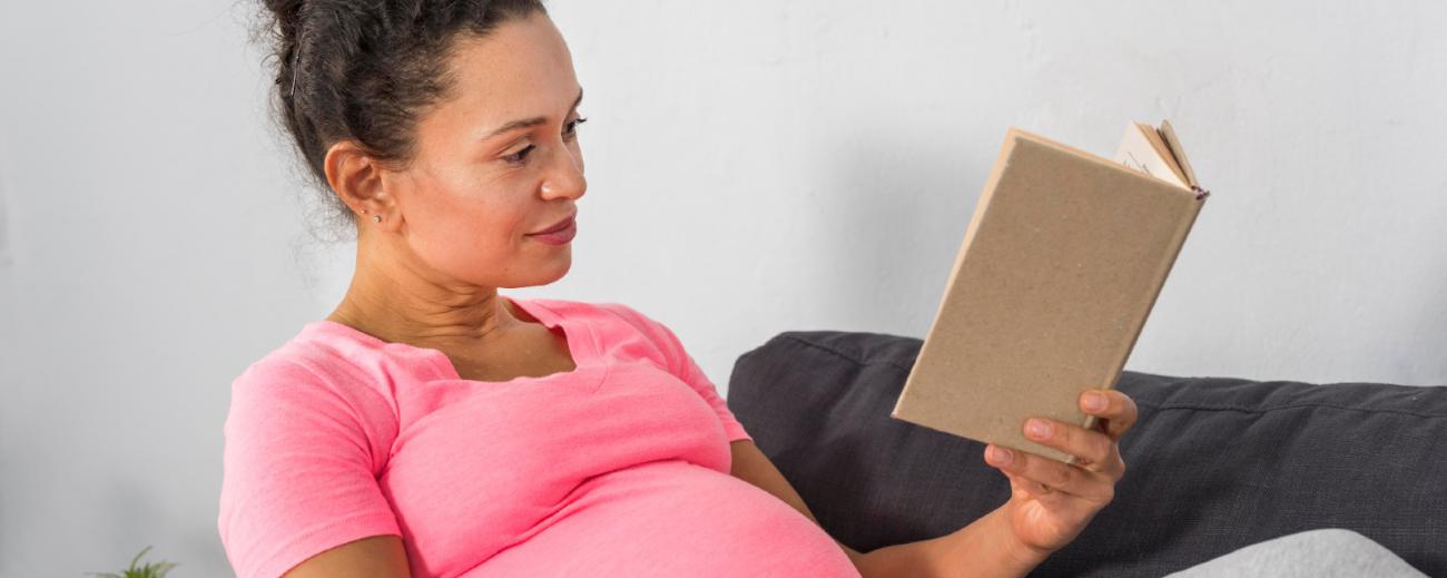 La lectura como estimulación prenatal se realiza de 30 a 40 minutos por día. Foto: Freepik