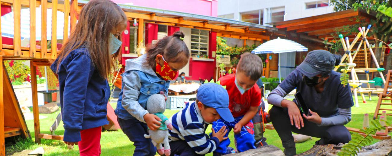 El jardín en Rocottin es otro espacio para  crear y explorar libremente. Los niños tienen a  su disposición una variedad de materiales. Foto: Cortesía