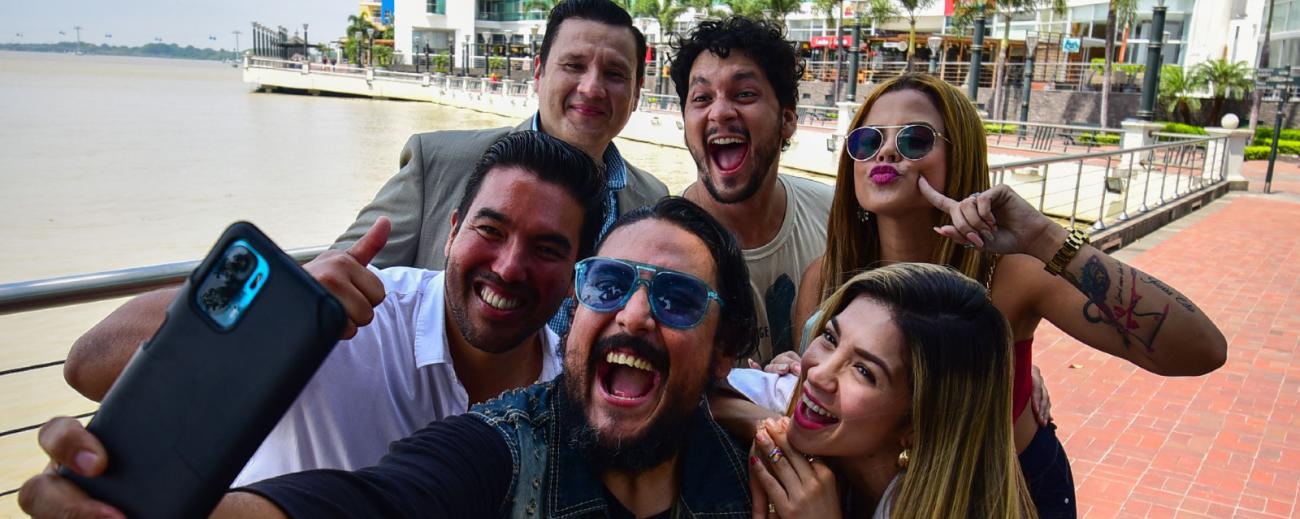 Creadores de contenido que se dedican a retratar a Guayaquil desde varias aristas, desde su turismo hasta su gente, posan en una ‘selfie’ grupal. Foto: Enrique Pesantes / Familia