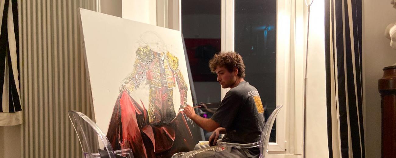 Victor Quiñonez, de 22 años, tiene altas capacidades. Estudió Economía en una universidad de élite y tiene una carrera paralela como pintor. Foto: Cortesía