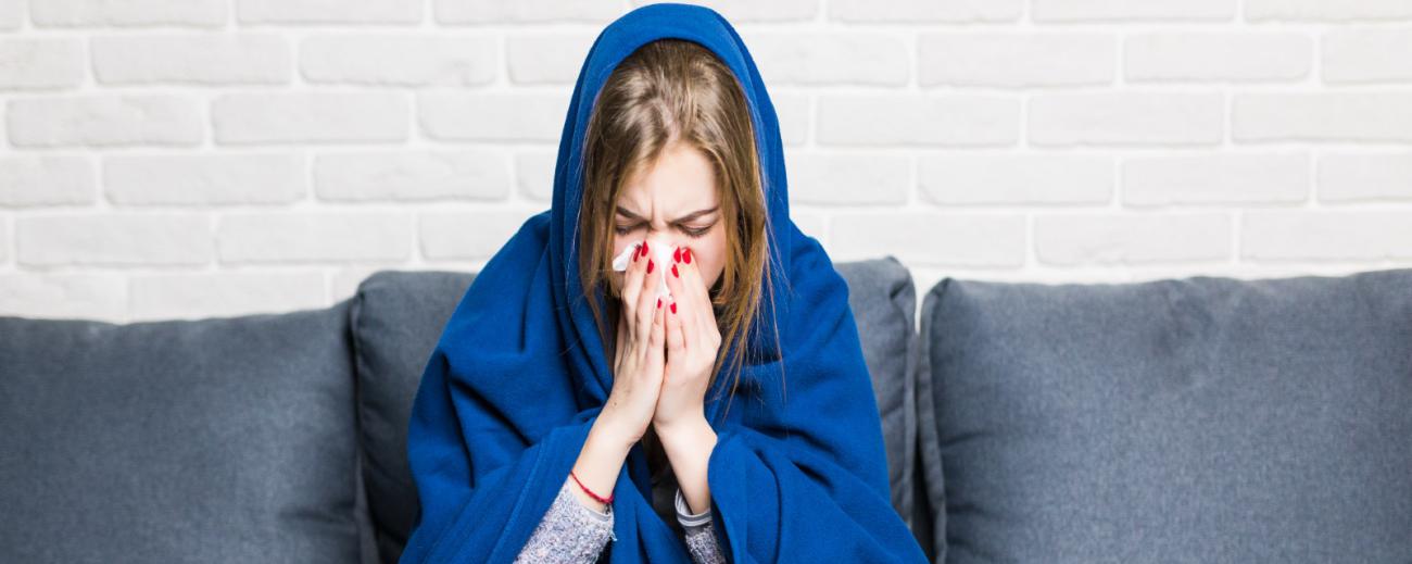 Los resfriados se transmiten de persona a persona con microgotas de saliva al hablar, estornudar o toser.