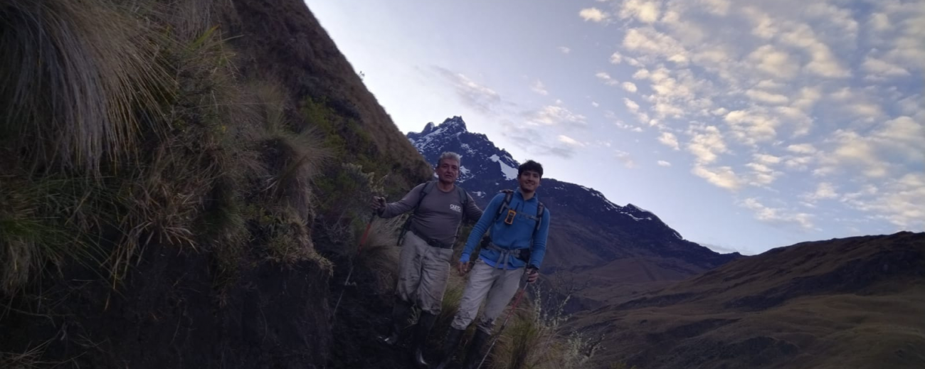 Edison Pinto, acompañado de su hijo menor Josué. Con él también coronó los nevados Cotopaxi y Chimborazo, este último en 2020.  Foto: Cortesía