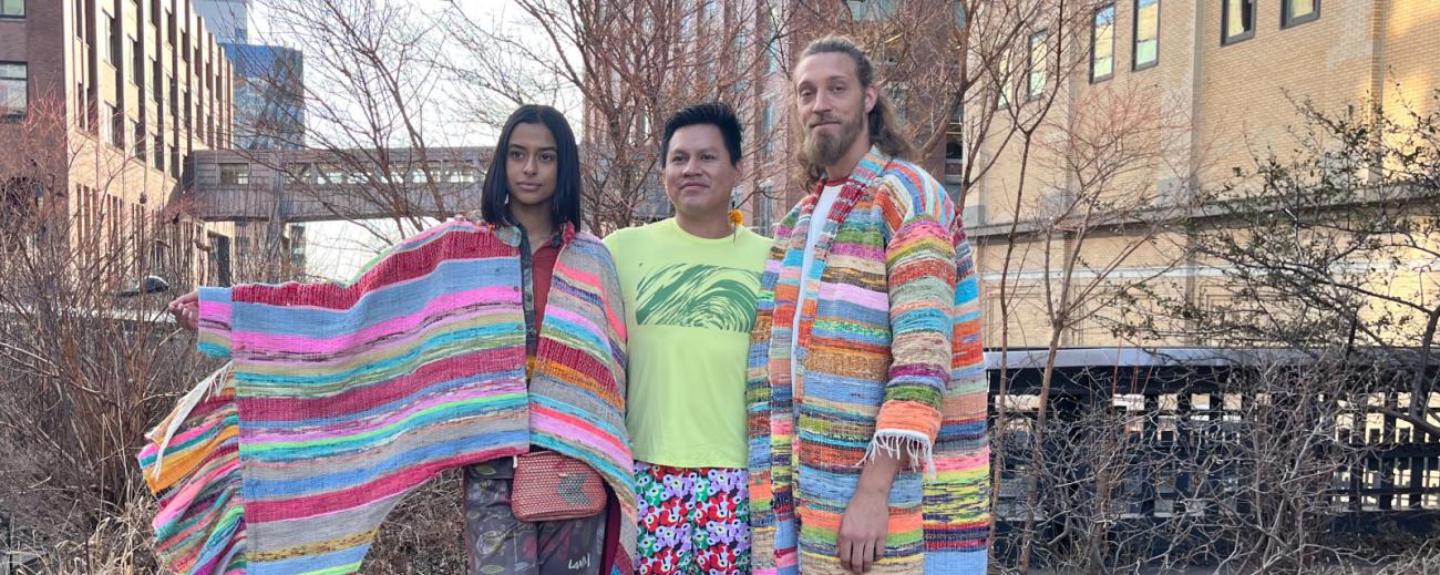 Leo Cerda (en el centro), acompañado de dos modelos que lucieron las coloridas prendas de la colección durante la Fashion Week de Nueva York 2023. Foto: Cortesía Hakhu Amazon Design