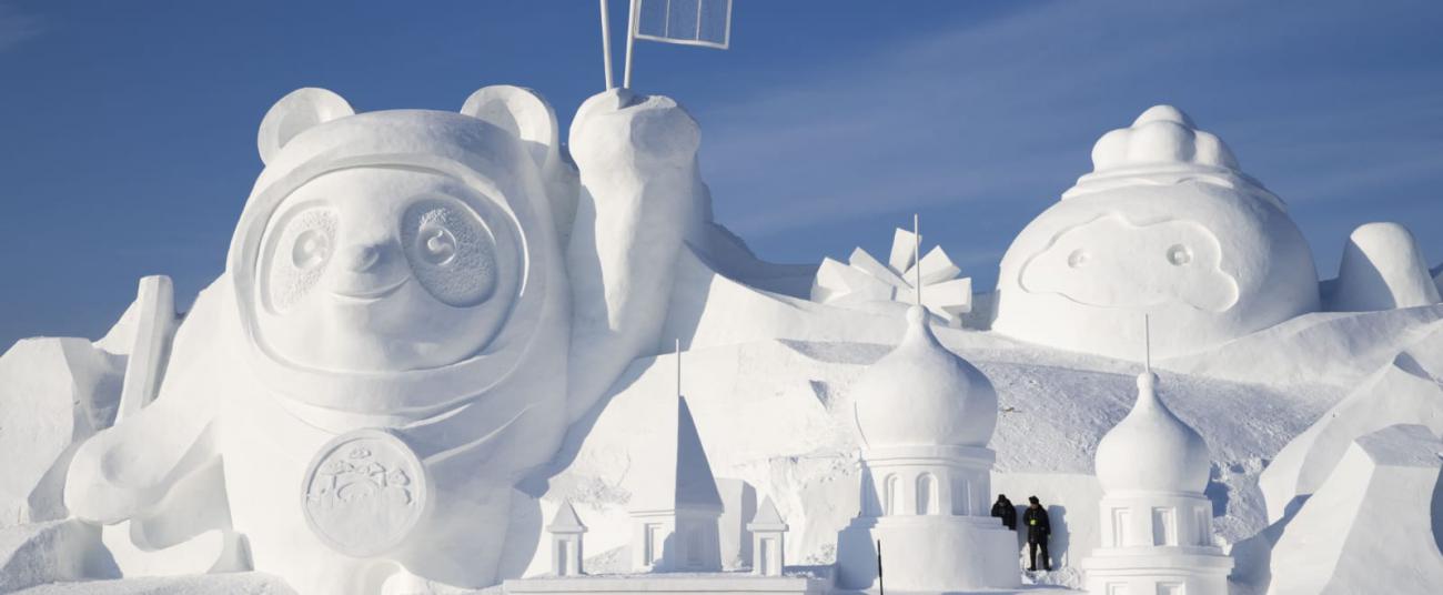 Escultura de nieve principal que presenta a las mascotas de Pekín 2022. Foto: Xinhua