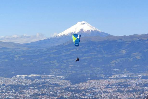 El vuelo en parapente  inicia en el Cerro Auqui y termina en Lumbisí. Foto: Cortesía Meraki Glamping