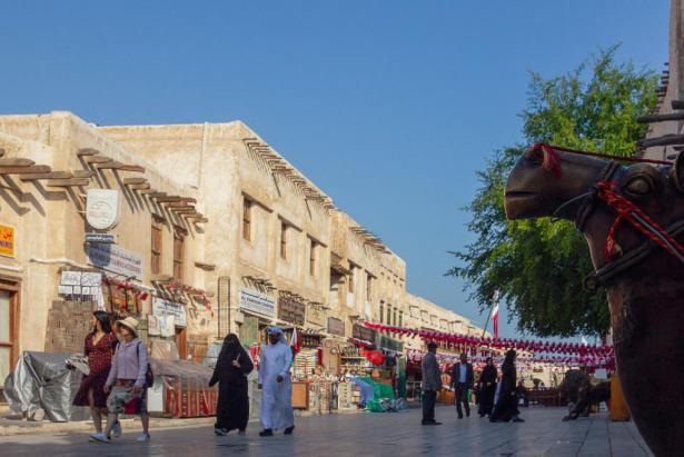 SOUQ WAQIF Un mercado hecho de barro y rocas que alberga en el interior restaurantes tradicionales, artesanías, puestos de ropa y condimentos. En el exterior se  pueden observar camellos. Foto: Flickr
