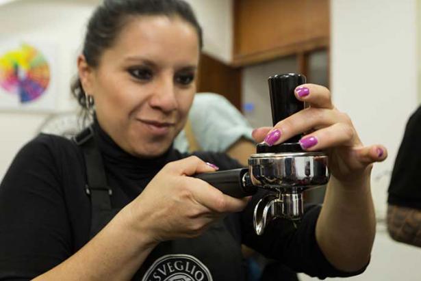 Una mujer prepara un café de especialidad en los cursos de Isveglio. Foto: Cortesía Isveglio.