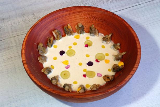sopa de ajo blanco con coco