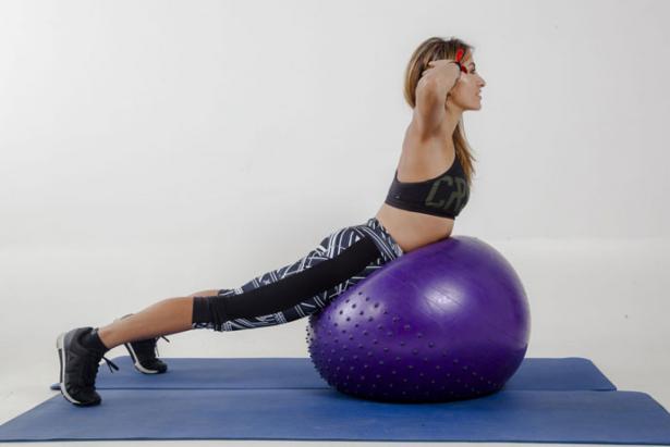 Esta es una pose de yoga que normalmente se hace recostado sobre el mat. Pero también se puede usar una pelota de pilates para trabajar la espalda. Foto: Armando Prado / Familia
