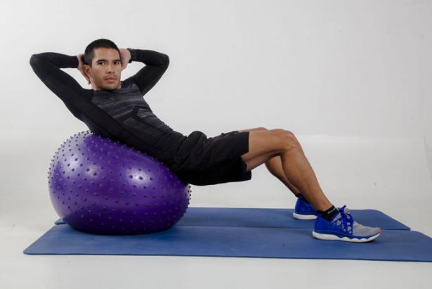 Si tiene problemas de espalda, puede utilizar una  pelota grande de pilates para hacer abdominales. Esto evitará el impacto en la columna vertebral. Foto: Armando Prado / Familia