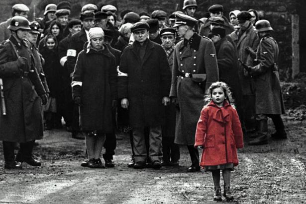 La niña del abrigo rojo fue interpretada por Oliwia Dabrowska, que actuó solo en dos películas. Foto: IMDb
