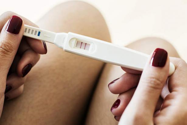 Las pruebas de embarazo pueden detectar la hormona gonadotropina coriónica humana, que se produce cuando existe un embarazo.