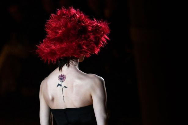 La casa de moda Prada decidió que buscarán alternativas para reemplazar este producto de sus colecciones. Foto: AFP