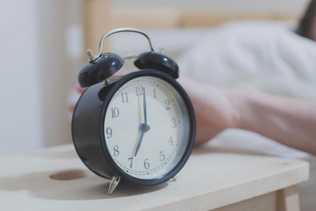 Es recomendable colocar el despertador al otro lado de la habitación para evitar el hábito de 'silenciarlo'. Foto: Pexels