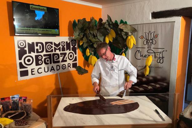 El 'chocolatier' Bertrand Indemini mientras prepara bombones en Chez Tiff en la Casa Parroquial El Sagrario. Foto: Edwing Encalada Ponce / FAMILIA