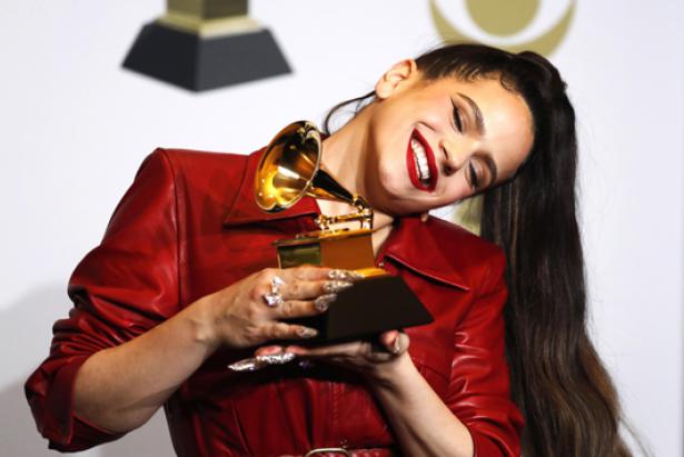 La cantante Rosalía también se llevó un Grammy a casa. Durante la ceremonia tuvo una presentación. Foto: EFE