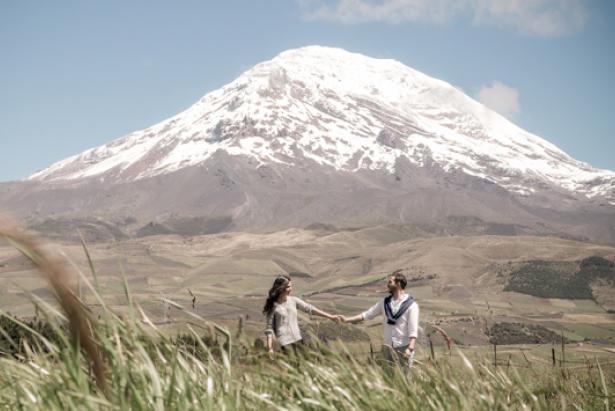 Paseo en pareja frente al volcán Chimborazo, en la Sierra Centro. Foto: Cortesía Santiago Sánchez