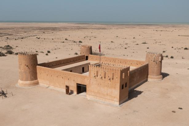 AZ ZUBARAH Las ruinas de un fuerte  costero se encuentran en Zubarah.  El sitio arqueológico se extiende por 400 hectáreas. Los visitantes pueden ingresar y conocer algunos cañones. Foto: Unsplash