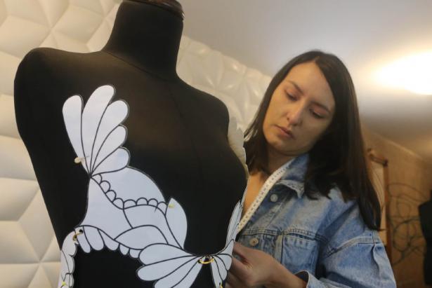 Lía Padilla trabajó junto a un grupo de personas para crear la colección Respirar, con más de 50 prendas hechas a mano. Foto: Julio Estrella / Familia