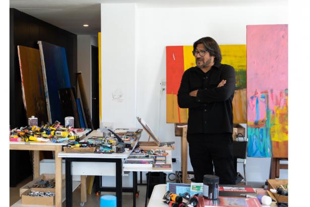 El artista limeño Jorge Arce en su estudio en el que combina sus dos pasiones: la pintura y la música. Foto: Cortesía de Mariscal Sur